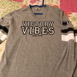 NWOT JADELYNN BROOKE Long sleeve “victory vibes”.